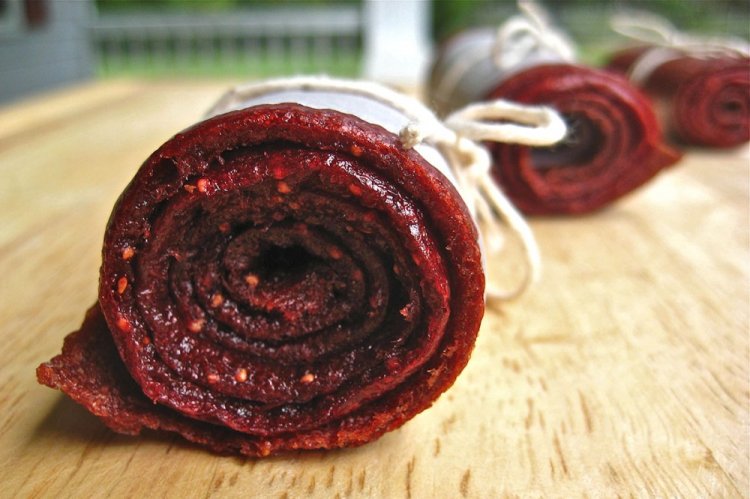 Pastila aus schwarzen Johannisbeeren im Ofen bei hoher Temperatur