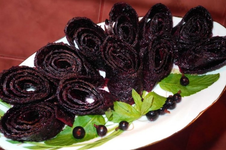 Pastila aus schwarzen Johannisbeeren im Dörrgerät