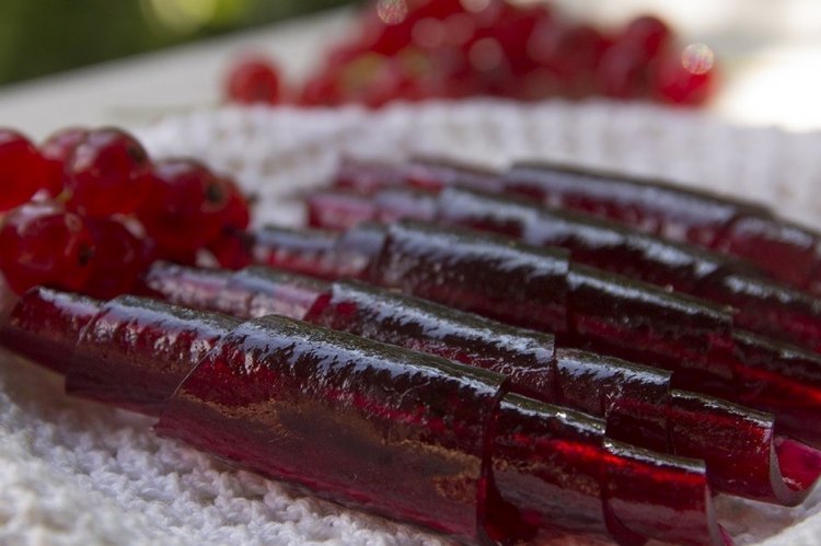 Pastila aus roten und schwarzen Johannisbeeren