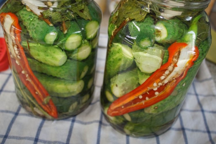 Pepinos con pimiento rojo picante