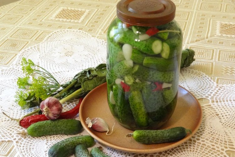 Pepinos picantes con vodka para el invierno