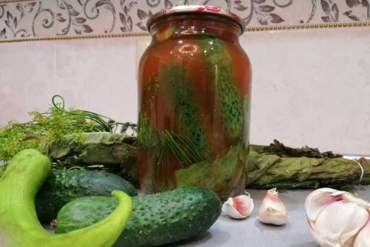 Pepinos picantes con pasta de tomate