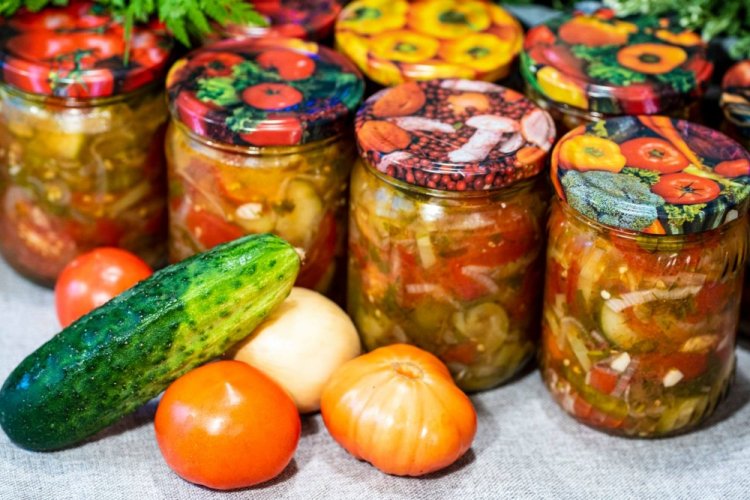 Pepinos picantes con verduras para el invierno