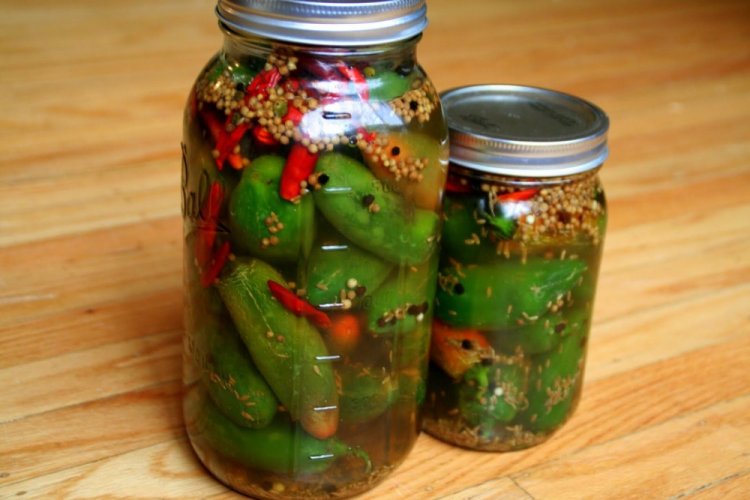 Pepinos picantes con chile y mostaza