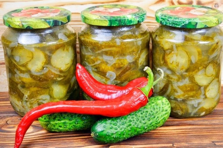 Pepinos picantes con cebolla para el invierno