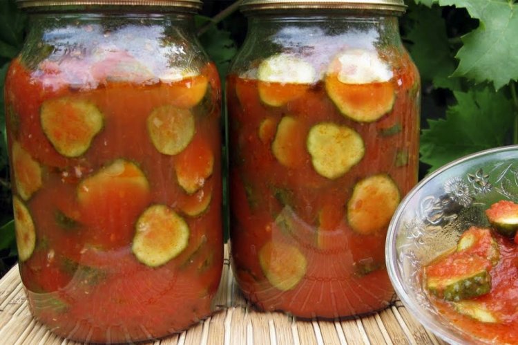 Pepinos con cebolla en salsa de tomate picante