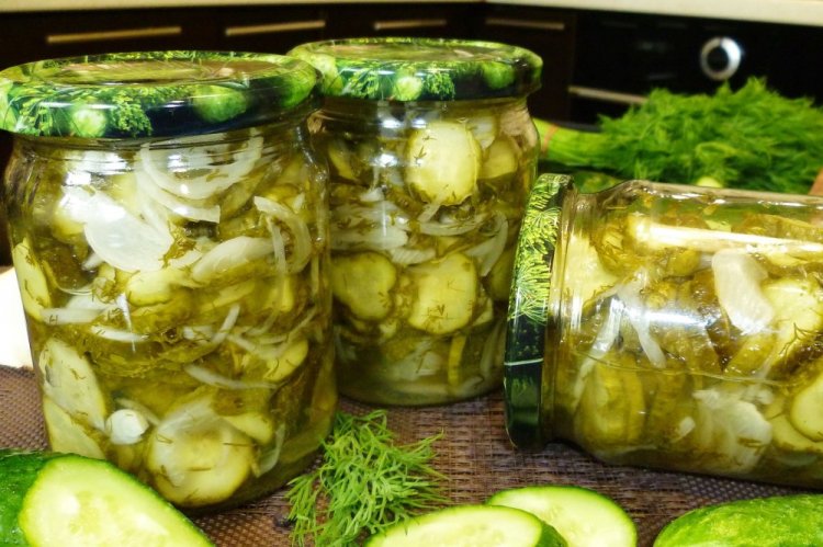 Pepinos picantes en rodajas para el invierno