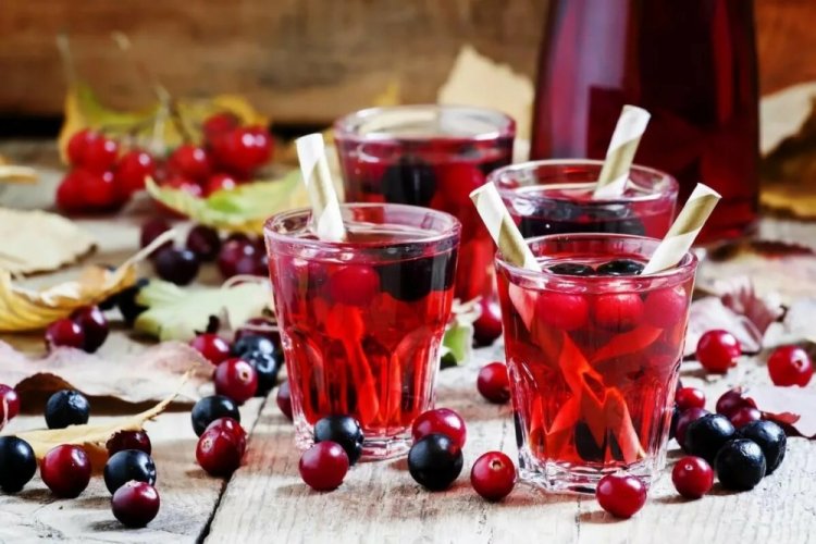 Jugo de arándano rojo con grosella negra