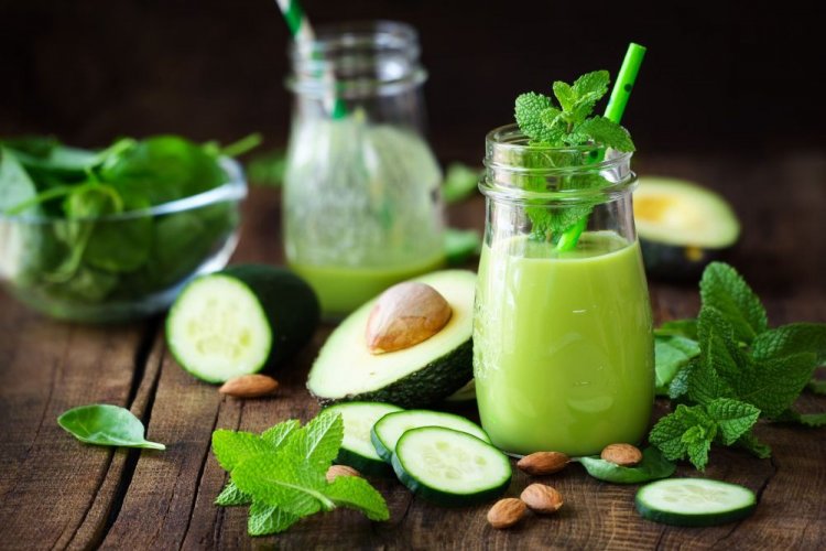 Smoothie mit Avocado, Gurke und Mandelmilch