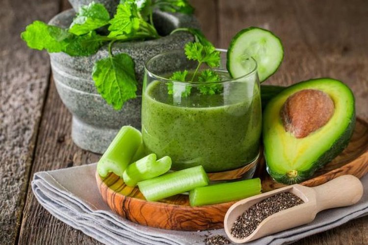 Smoothie mit Avocado, Sellerie und aromatischen Kräutern