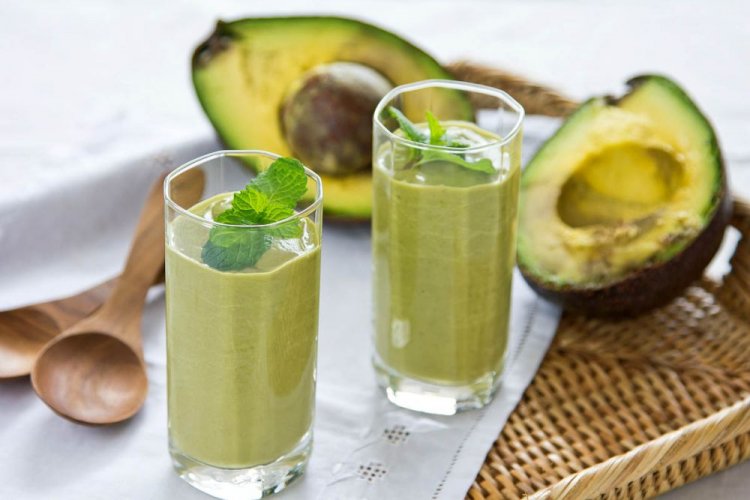 Smoothie aus Avocado mit Joghurt