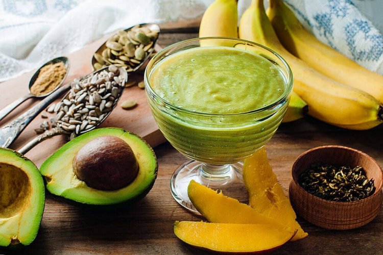 Smoothie aus Mango, Avocado und Banane