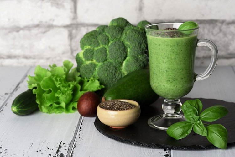 Smoothie mit Avocado, Brokkoli, Gurke und Basilikum