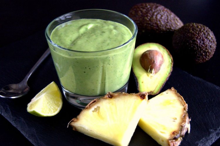 Smoothie aus Avocado und Ananas