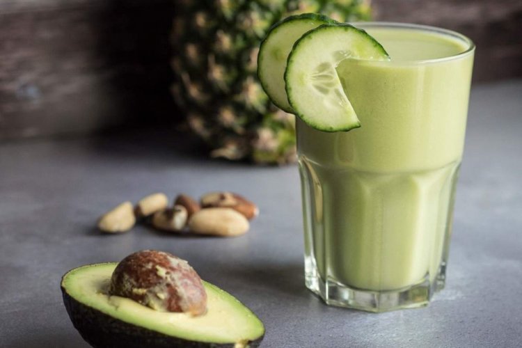 Smoothie mit Avocado, Ananas und Kokosmilch