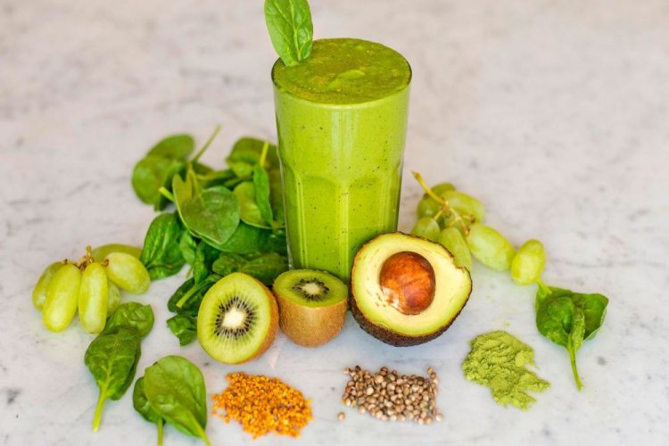 Smoothie aus Kiwi, Trauben, Avocado und Spinat