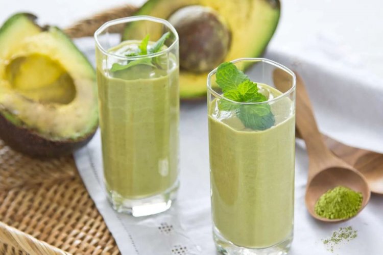 Smoothie mit Avocado und Matcha