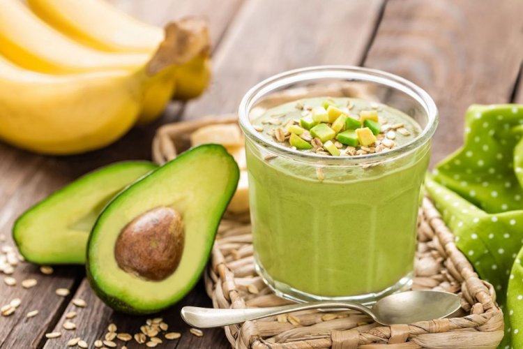 Smoothie aus Avocado und Bananen