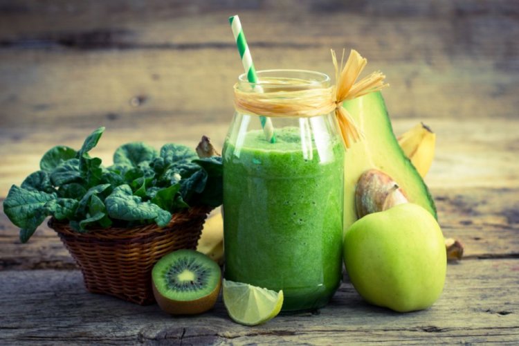 Nährstoffreicher Smoothie aus Kiwi, Apfel und Avocado