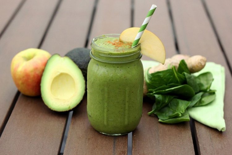 Smoothie aus Avocado, Ingwer, Apfel und Spinat
