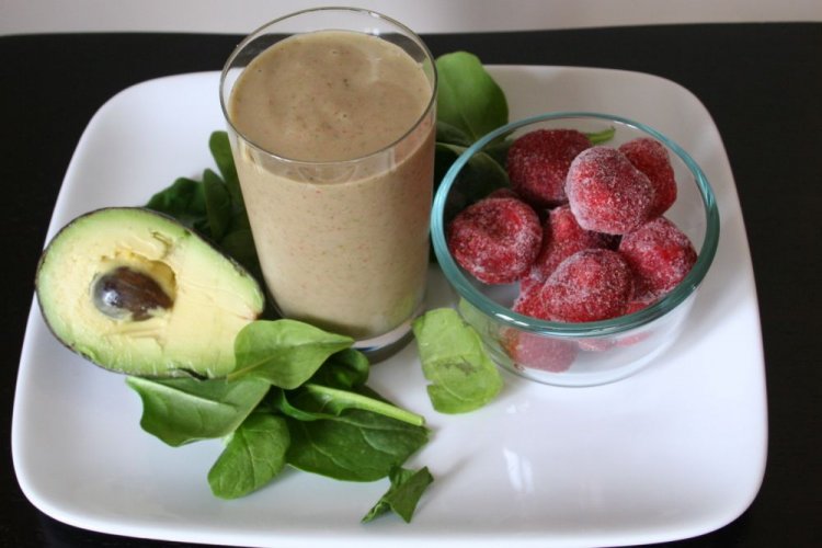 Smoothie aus Spinat, Avocado und gefrorenen Erdbeeren