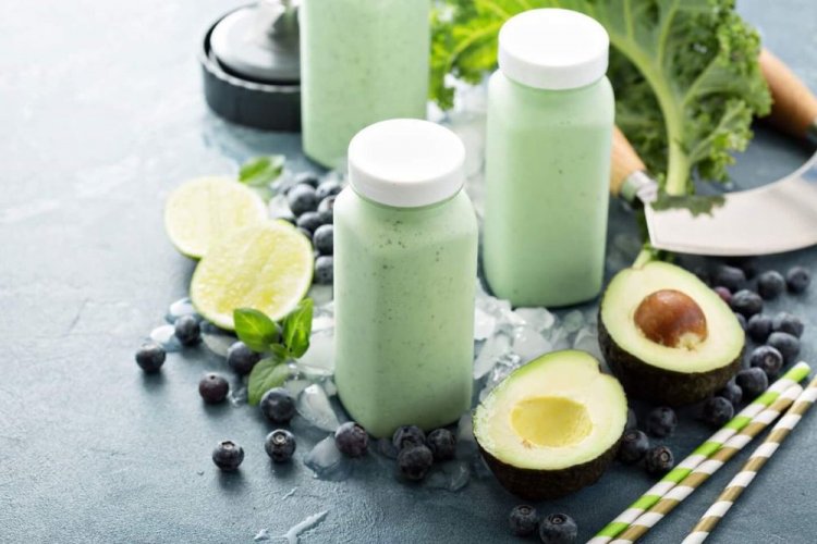 Smoothie aus Grünkohl, Avocado, Heidelbeeren und Joghurt