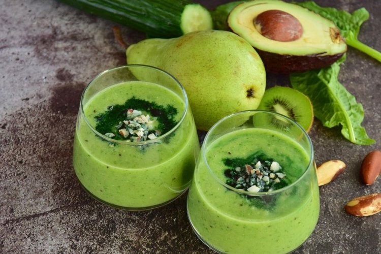 Grüner Smoothie mit Birne, Avocado und Gurke