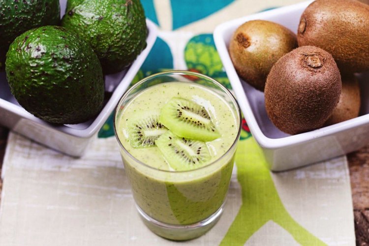 Smoothie aus Kiwi und Avocado