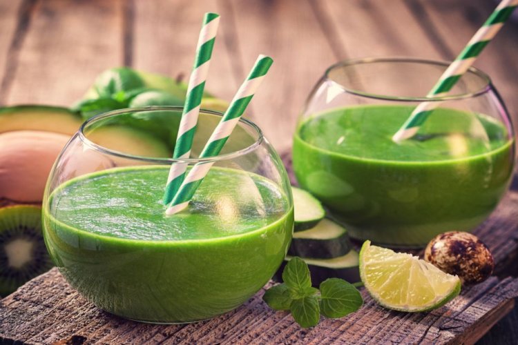 Smoothie aus Avocado, Limette und Gurke