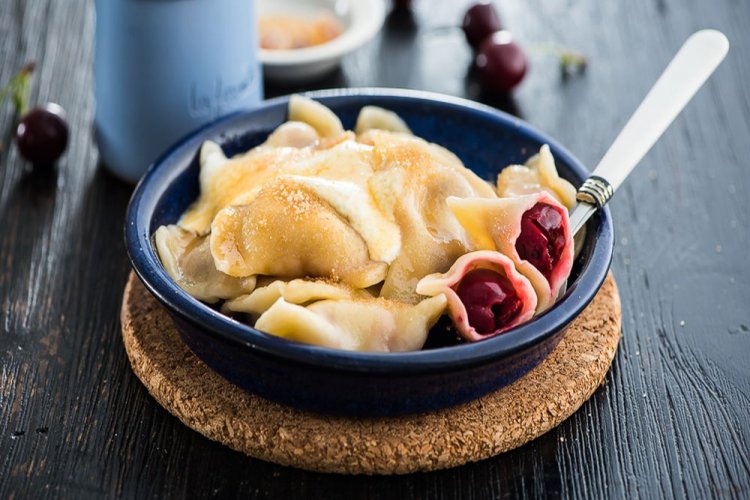 Vareniki de cereza con leche y huevos