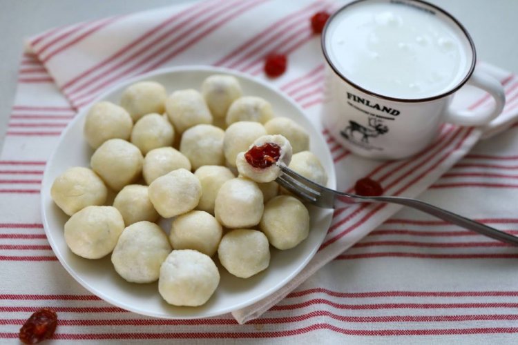 Vareniki perezosos de requesón con cerezas