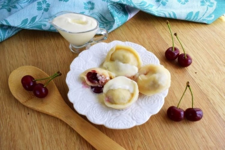 Vareniki con suero de leche, cerezas y requesón