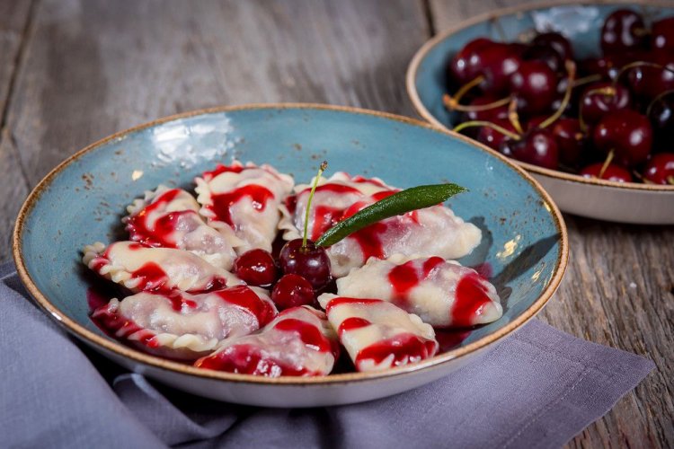 Vareniki de cereza con nata