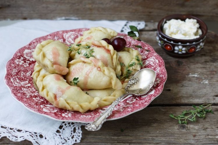 Vareniki con requesón y cereza