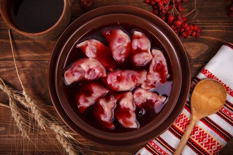 Vareniki de cereza en gelatina de bayas