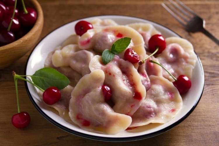 Vareniki de cereza con agua