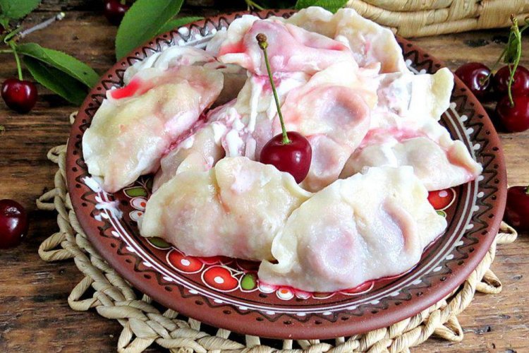 Vareniki de cereza con leche