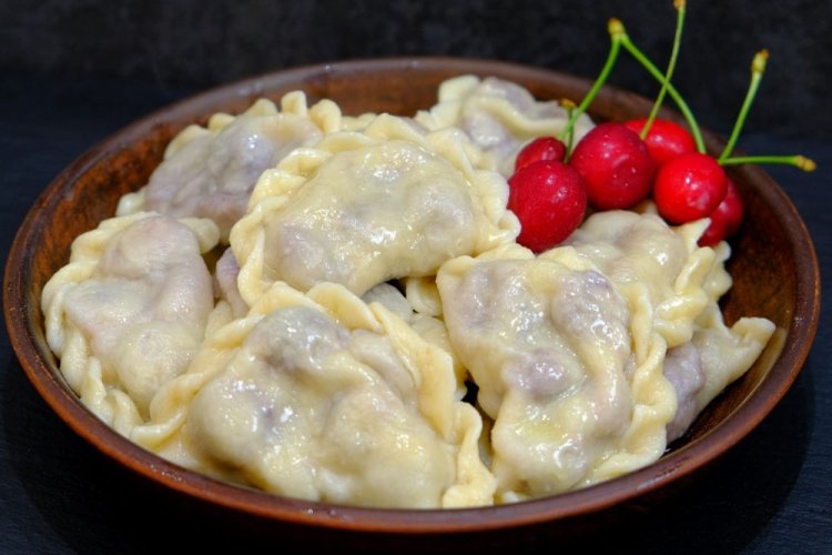 Vareniki de cereza al vapor
