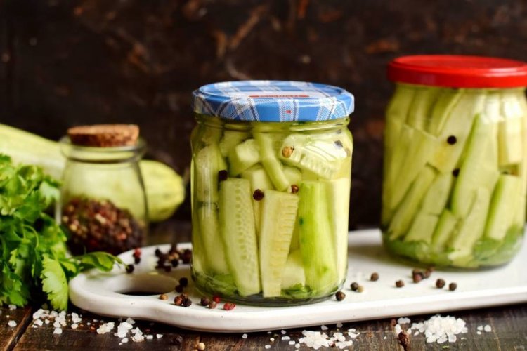 Pepinos con vinagre en su propio jugo