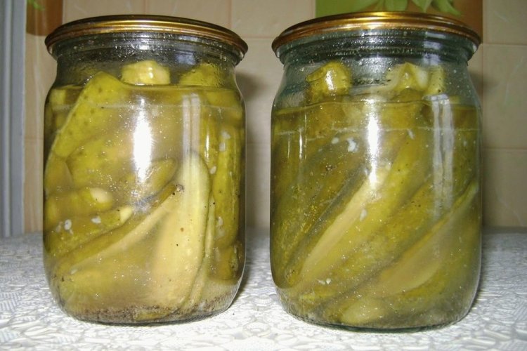 Pepinos en su propio jugo bajo presión