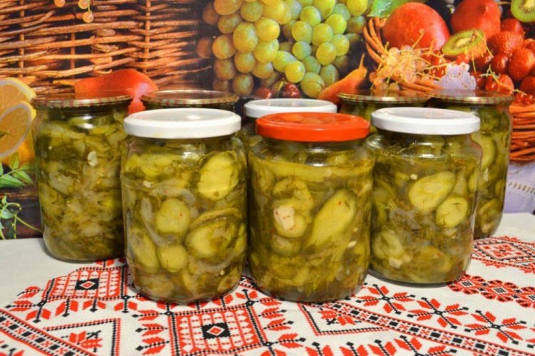 Pepinos en rodajas en su propio jugo