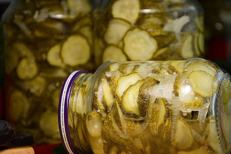 Pepinos con cebolla en su propio jugo