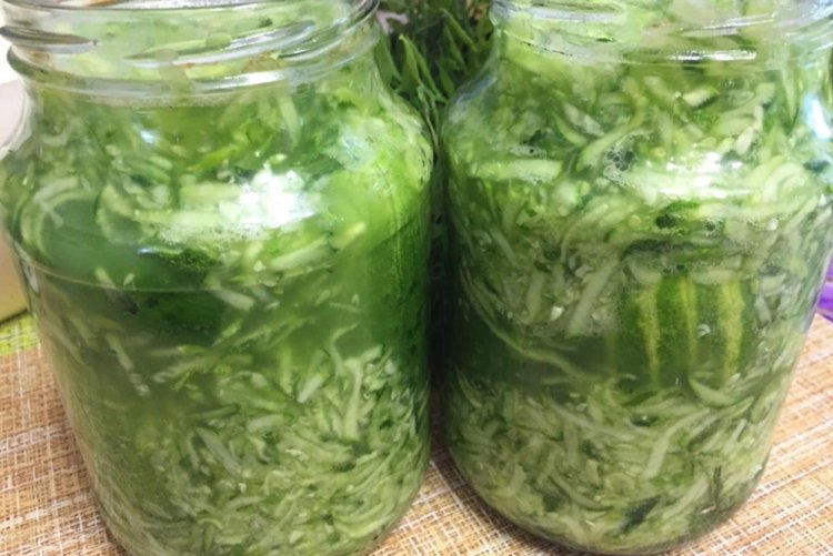 Pepinos demasiado maduros en su propio jugo