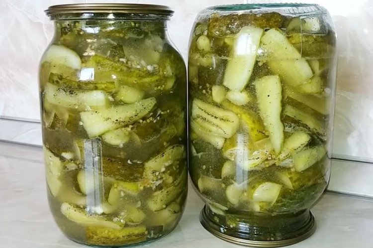 Pepinos con mostaza en grano en su propio jugo