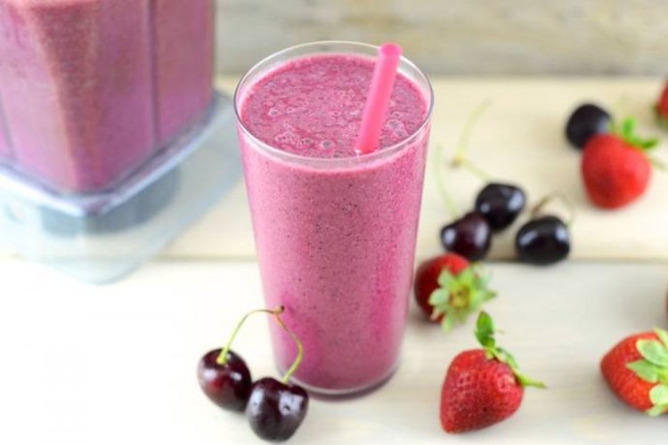 Batido de leche con fresa y cereza