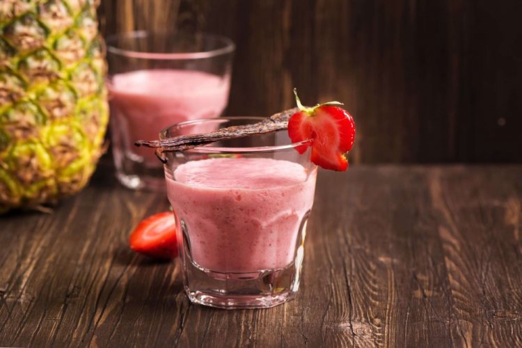 Batido de fresa, piña y leche de coco