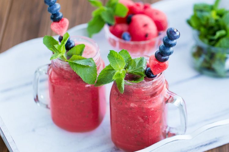 Batido de fresa, melisa y frutos del bosque