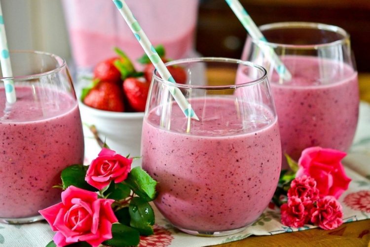 Batido de fresa con pétalos de rosa de té