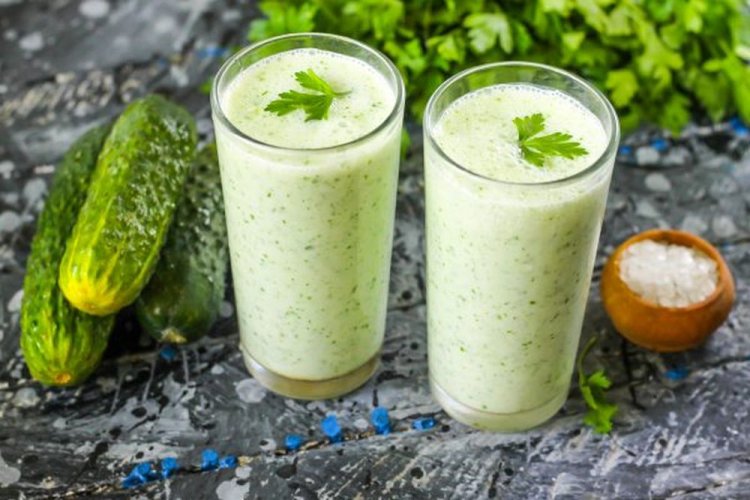 Batido de kéfir, pepino y perejil