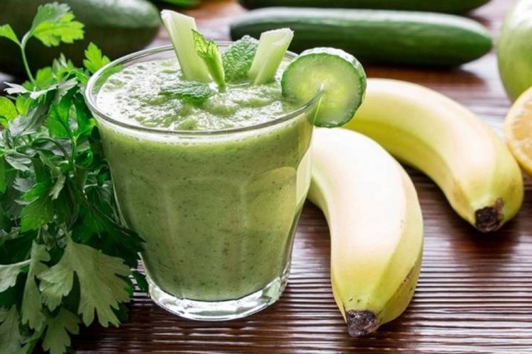 Batido de plátanos, pepino y hierbas